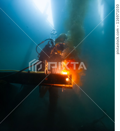 Underwater welding in deep ocean depths Underwater welding in deep ocean depths 116971030