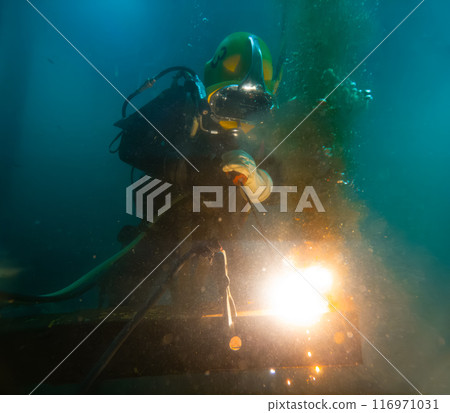 Underwater welding in deep ocean depths Underwater welding in deep ocean depths 116971031
