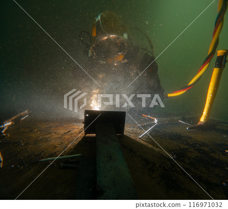 Underwater welding in deep ocean depths Underwater welding in deep ocean depths 116971032