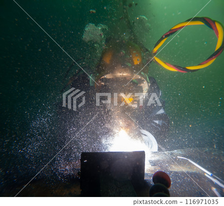 Underwater welding in deep ocean depths Underwater welding in deep ocean depths 116971035