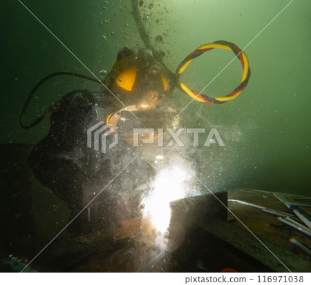 Underwater welding in deep ocean depths Underwater welding in deep ocean depths 116971038