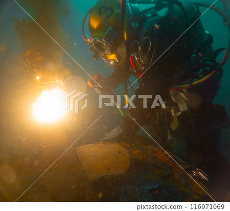 Underwater oxy-fuel in deep ocean depths 116971069