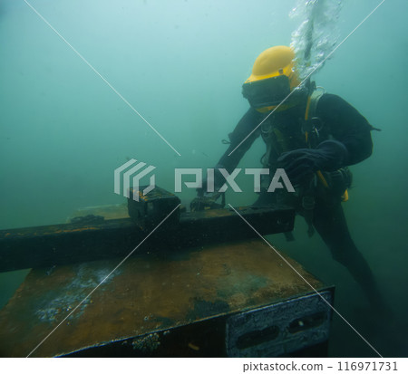 Commercial diver with vintage diving helmet 116971731
