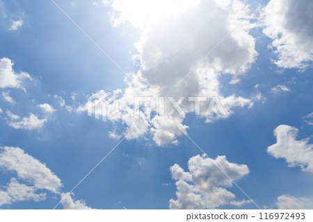 太陽，藍天和白色雲彩 116972493