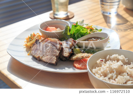 Lunch plate set of five-grain rice and roast pork 116972510