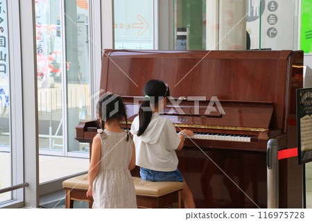 街頭鋼琴 一個女孩在街角彈奏鋼琴 116975728