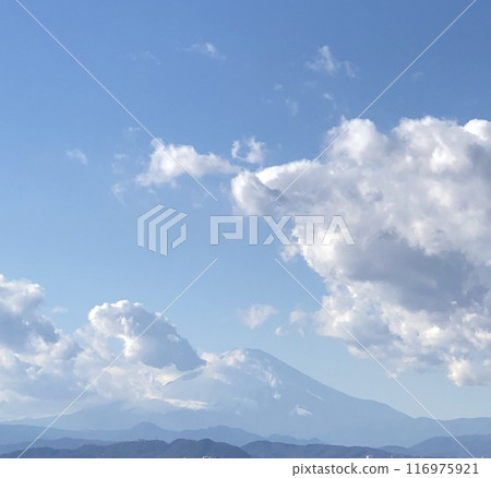 Mt.富士和漂浮在藍天的白色雲彩 116975921