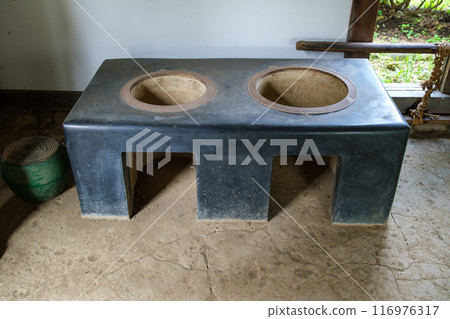 Stove and fire extinguisher 116976317