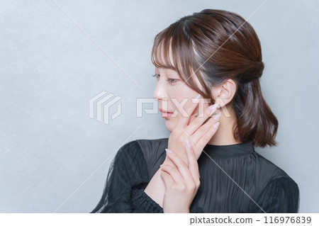 有凝膠指甲的年輕女子 116976839