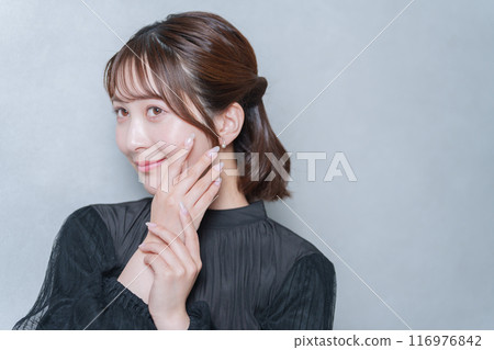 有凝膠指甲的年輕女子 116976842