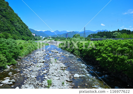 新潟縣湯澤町館橋上游清澈的魚野川山水風光 116977622