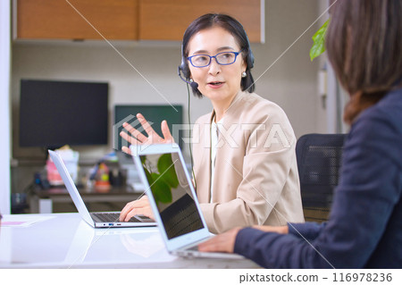 在辦公室工作的中年女性操作員 116978236