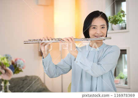 客廳裡吹笛子的中年婦女 116978369