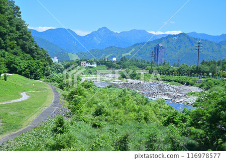 Clear waters of the Uono River, upstream from Tategara Bridge, mountain and river scenery, Yuzawa Town, Niigata Prefecture 116978577