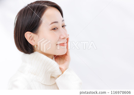 穿著高領針織衫的女人 116978606