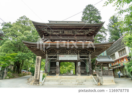 岐阜縣揖斐川町、谷組山的新綠、華嚴寺的山門 116978778