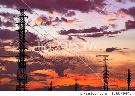 雷暴 b-2 後，輸電塔在夕陽的天空下排列，高色度對比 116979443