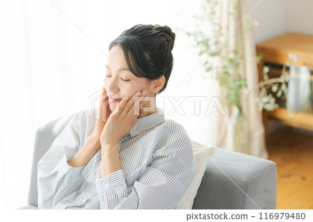 A woman in her 30s who was unwell 116979480