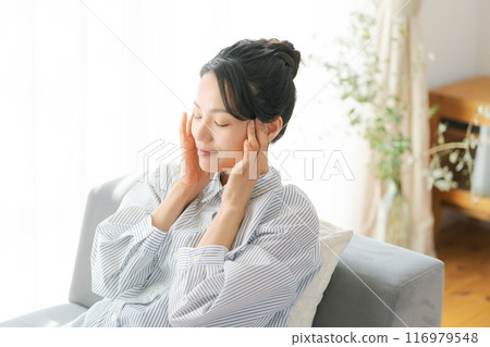 A woman in her 30s who was unwell 116979548