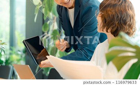 Male and female Japanese businessmen having a meeting 116979633