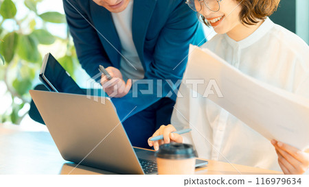Male and female Japanese businessmen having a meeting Male and female Japanese businessmen having a meeting 116979634