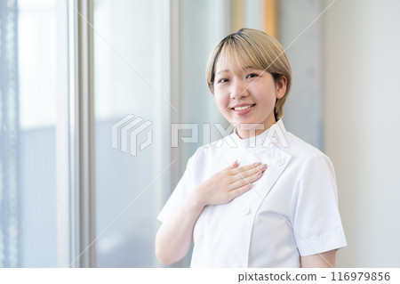 Casey 一位年輕的女性脊椎按摩師,金髮短髮,穿著白色外套(頭髮顏色自由,按自己的方式工作,工作環境) Casey 一位年輕的女性脊椎按摩師,金髮短髮,穿著白色外套(頭髮顏色自由,按自己的方式工作,工作環境) 116979856
