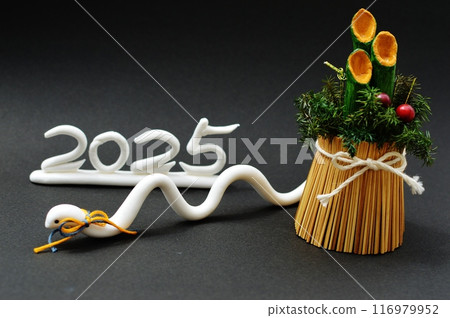 紙黏土蛇和門松裝飾的新年賀卡材料 116979952