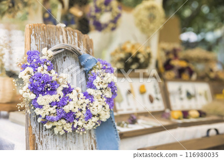 使用乾燥花的雜貨店形象：Marche 116980035