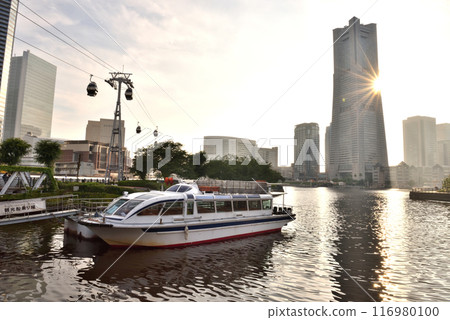 西邊的陽光照耀著港未來遊輪港口 116980100