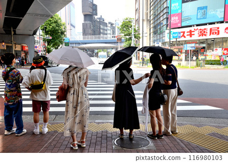 在新橋站烏森口十字路口等待紅綠燈的人們 在新橋站烏森口十字路口等待紅綠燈的人們 116980103