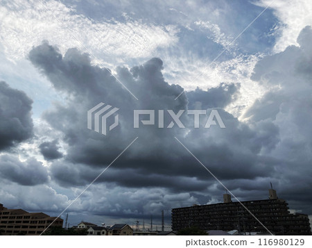 厚重的雲層隨時都會落下 厚重的雲層隨時都會落下 116980129