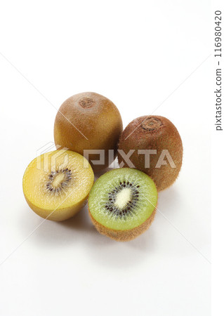 Cut kiwi fruit 116980420