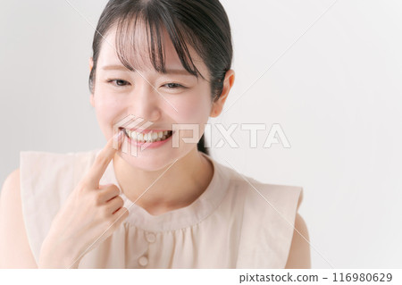 指著她的牙齒的年輕女子 116980629