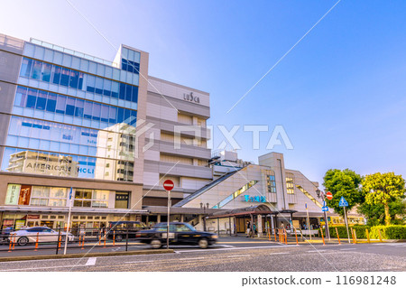 日本茅崎市街景 東海道本線與相模線兩條線路連接的茅崎站（南口）= 2020年7月21日 116981248