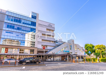 日本茅崎市街景 東海道本線與相模線兩條線路連接的茅崎站（南口）= 2020年7月21日 116981249