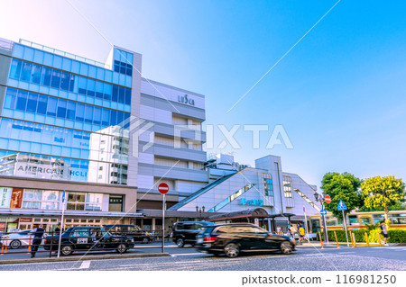 日本茅崎市街景 東海道本線與相模線兩條線路連接的茅崎站（南口）= 2020年7月21日 116981250