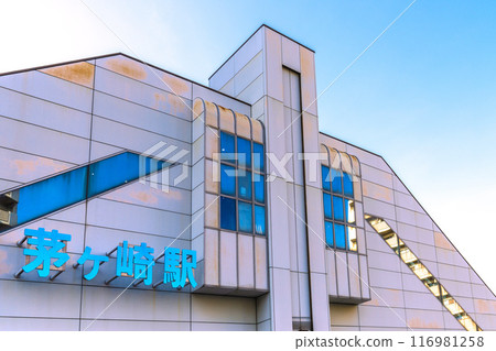 日本茅崎市街景 東海道本線與相模線兩條線路連接的茅崎站(南口)= 2020年7月21日 日本茅崎市街景 東海道本線與相模線兩條線路連接的茅崎站(南口)= 2020年7月21日 116981258