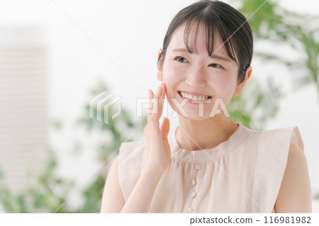 A young lady hitting his cheek A young lady hitting his cheek 116981982
