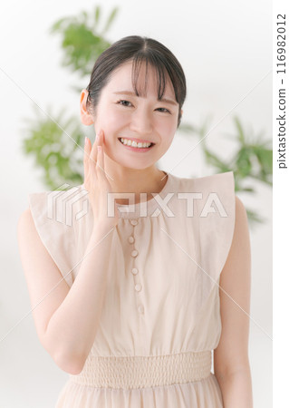 一位年輕的女士打他的臉頰 116982012