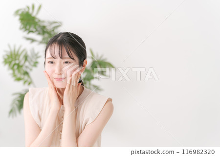 Young woman holding both cheeks with hands 116982320