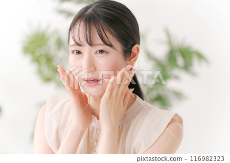 Young woman holding both cheeks with hands 116982323