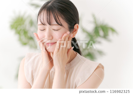 雙手托著雙頰的年輕女子 雙手托著雙頰的年輕女子 116982325