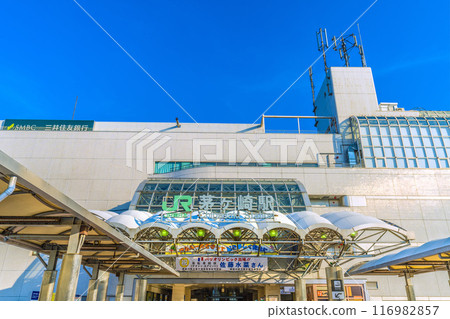 日本茅崎市街景 連接東海道本線與相模線兩條線路的茅崎站 = 2020 年 7 月 21 日 日本茅崎市街景 連接東海道本線與相模線兩條線路的茅崎站 = 2020 年 7 月 21 日 116982857