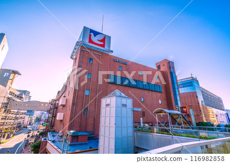 日本茅崎市街景 東海道本線與相模線兩條線路連接的茅崎站前 = 2020年7月21日 116982858