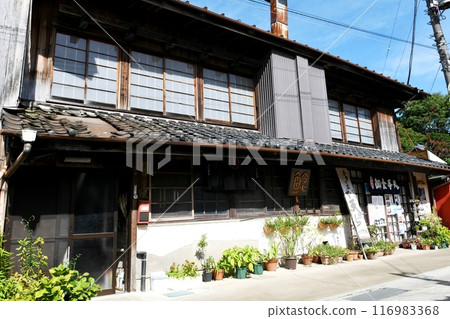 [The exterior of the river fish restaurant "Kobayashiya" on the approach to Itakura Raiden Shrine (main shrine) in Itakura Town] 116983368