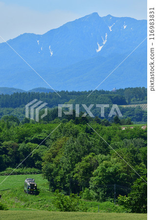 以蘆別山為背景行駛的富良野線列車 116983831