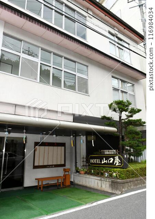 [Entrance to Hotel Yamaguchiya in Oigami Onsen, Numata City] 116984034
