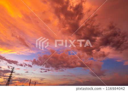 雷暴過後，廣角輸電塔在夕陽的天空下排列 116984042