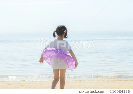 A girl playing in the sea during summer vacation 116984156