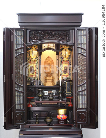 唐木佛壇上展示的禪宗佛教器皿 圖 1 祭拜祖先的臨終儀式 唐木佛壇上展示的禪宗佛教器皿 圖 1 祭拜祖先的臨終儀式 116984194